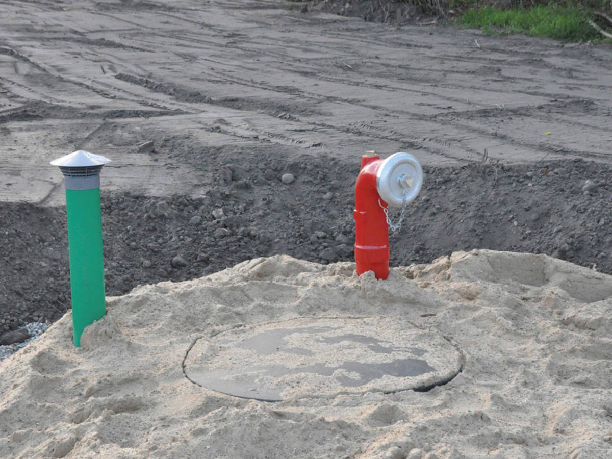  Entlüftung und Entnahmestutzen des verbauten Löschwassertanks