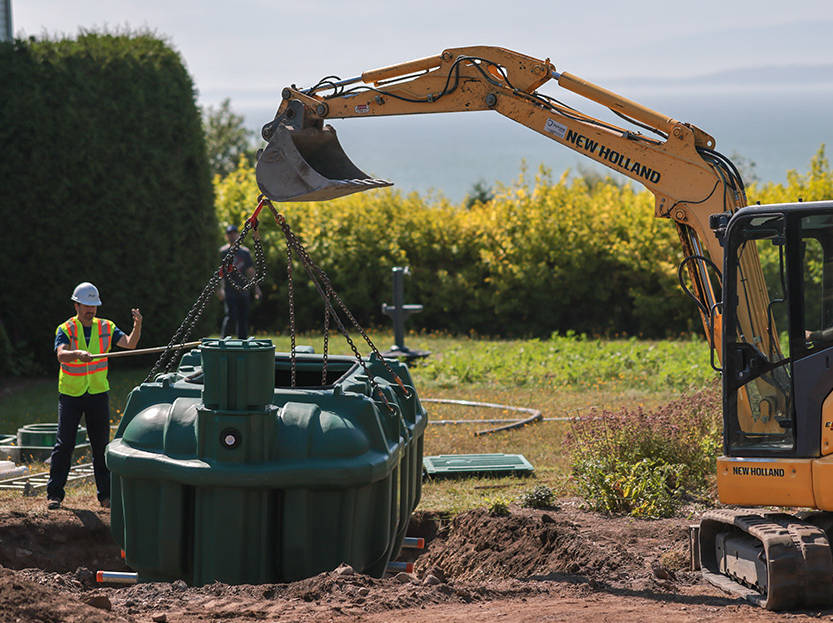 Installation d’un système septique avec biofiltre compact Ecoflo pour une résidence isolée.