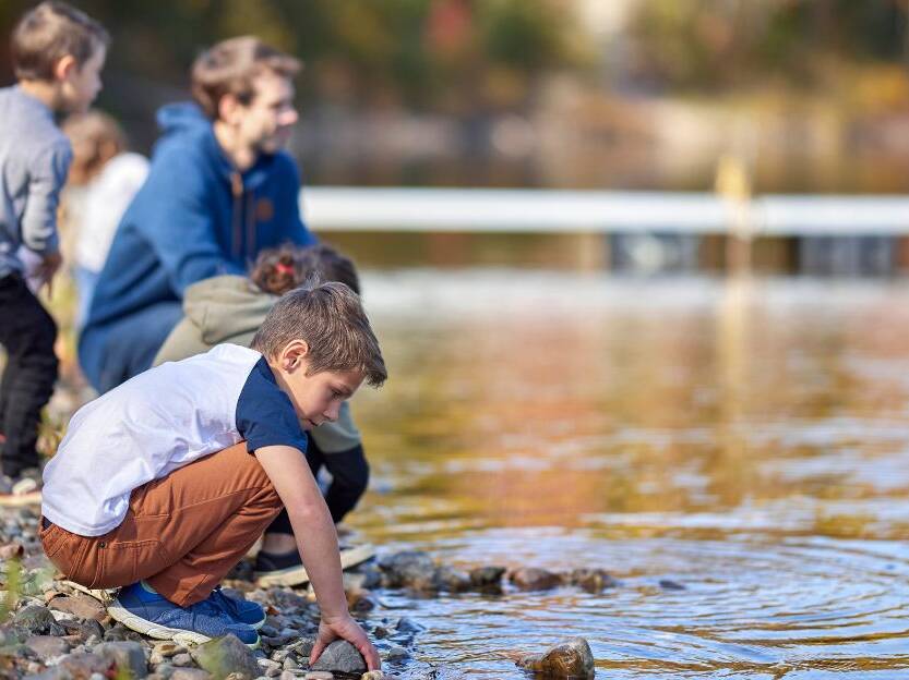 Enfants sur le bord de l'eau d'un lac