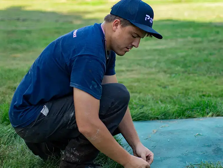 Technicien effectuant l'entretien annuel d'une installation septique Ecoflo.
