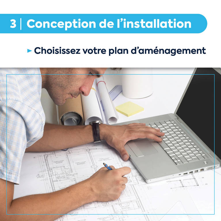 Quelqu'un en train de faire la conception de l'installation septique.