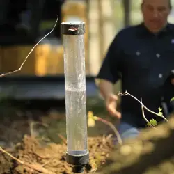 Test de percolation et de perméabilité lors d'une analyse de sol effectuée par Premier Tech Eau et Environnement.