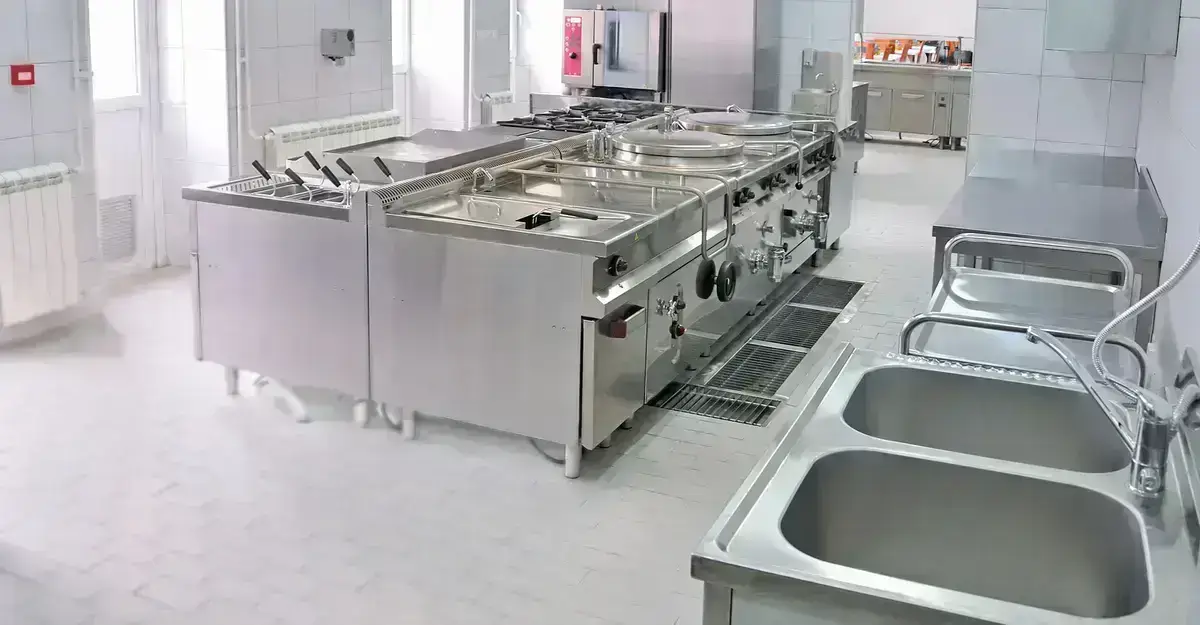 Rewatec interceptor de gorduras ligado a uma cozinha industrial ou comercial.