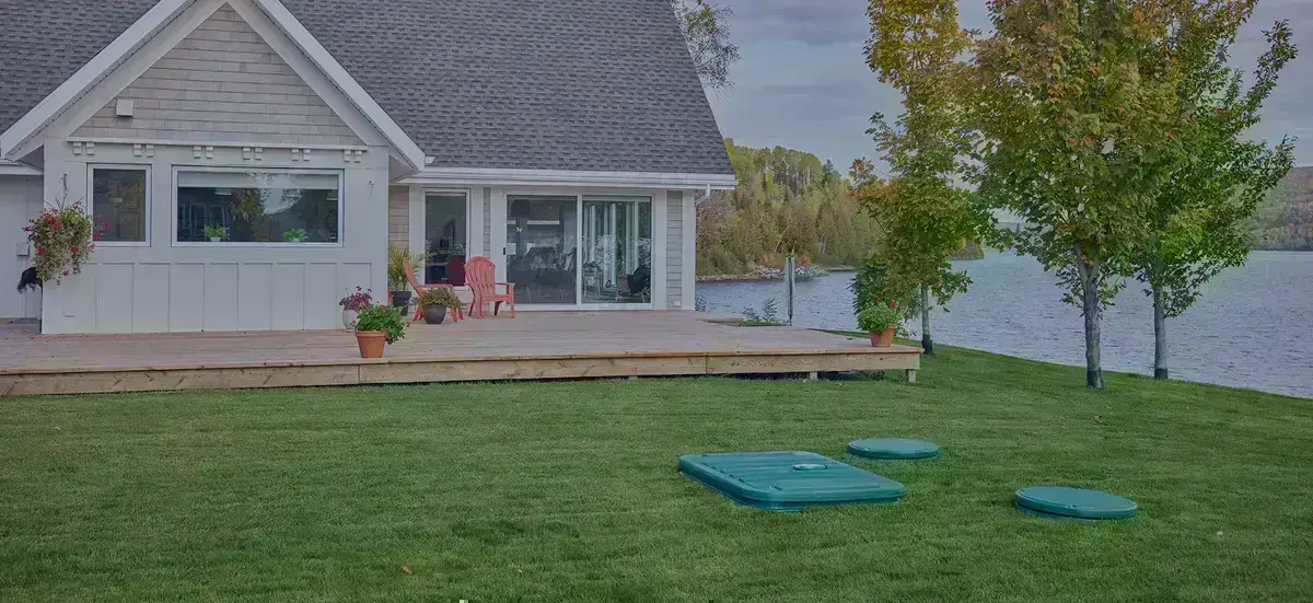 Installation de biofiltre Ecoflo sur une propriété au bord d'un lac.