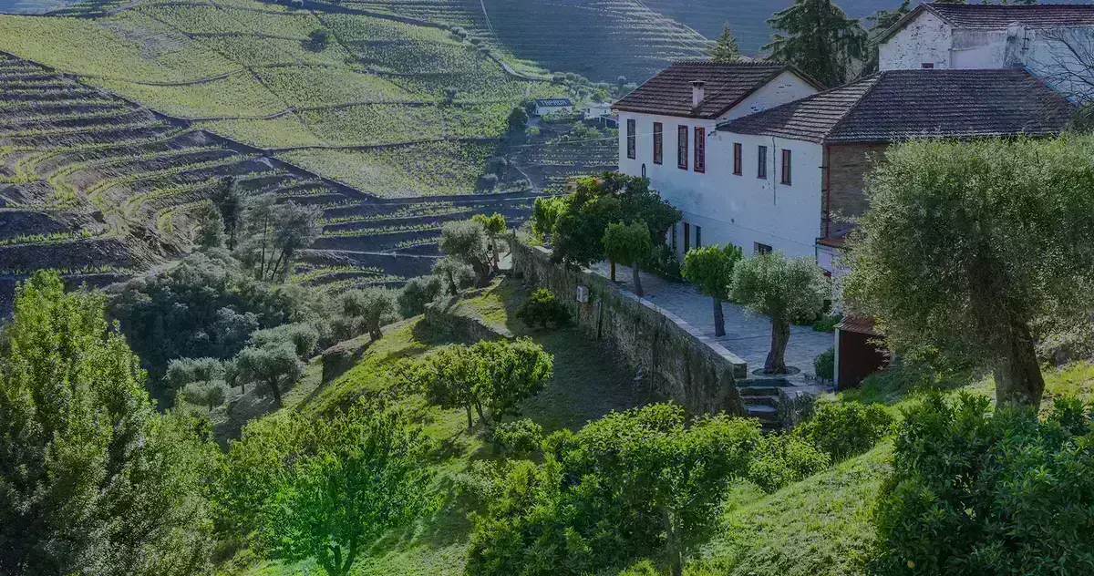 Casa numa zona rural montanhosa em Portugal.