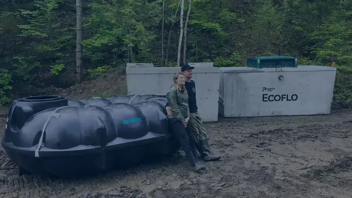 Installation d'un biofiltre compact Ecoflo et d'un récupérateur d'eau de pluie Rewatec.