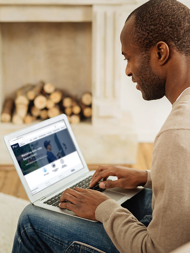 Client naviguant sur la plateforme Espace Client Premier Tech Eau et Environnement, sur son ordinateur portable. 