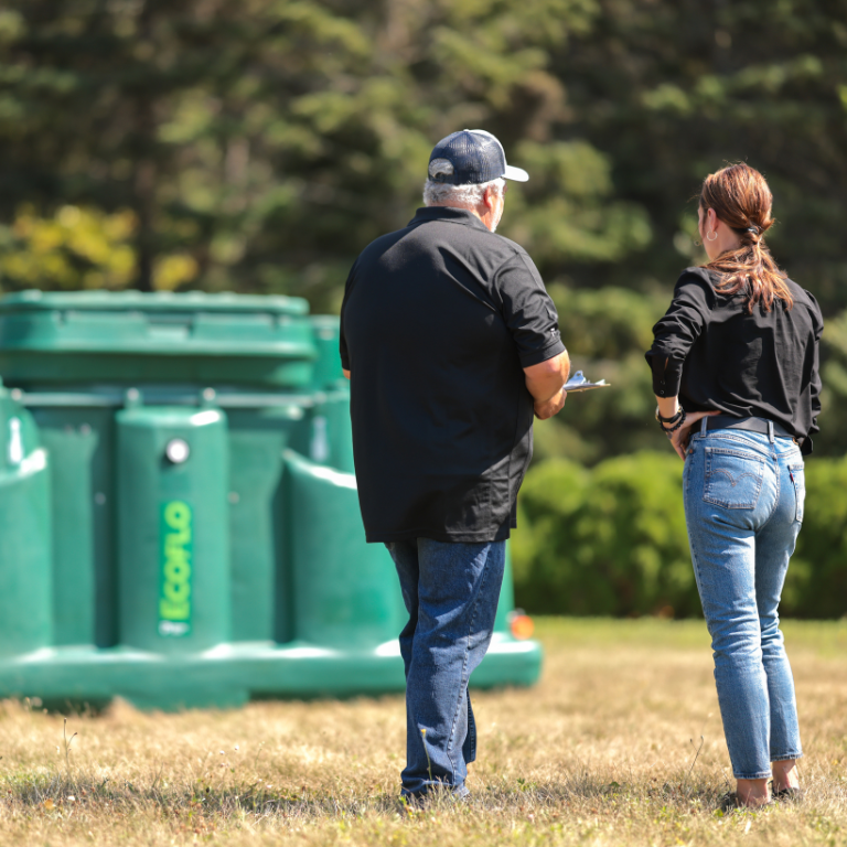 Client discutant avec un expert Premier Tech devant une biofiltre Ecoflo.