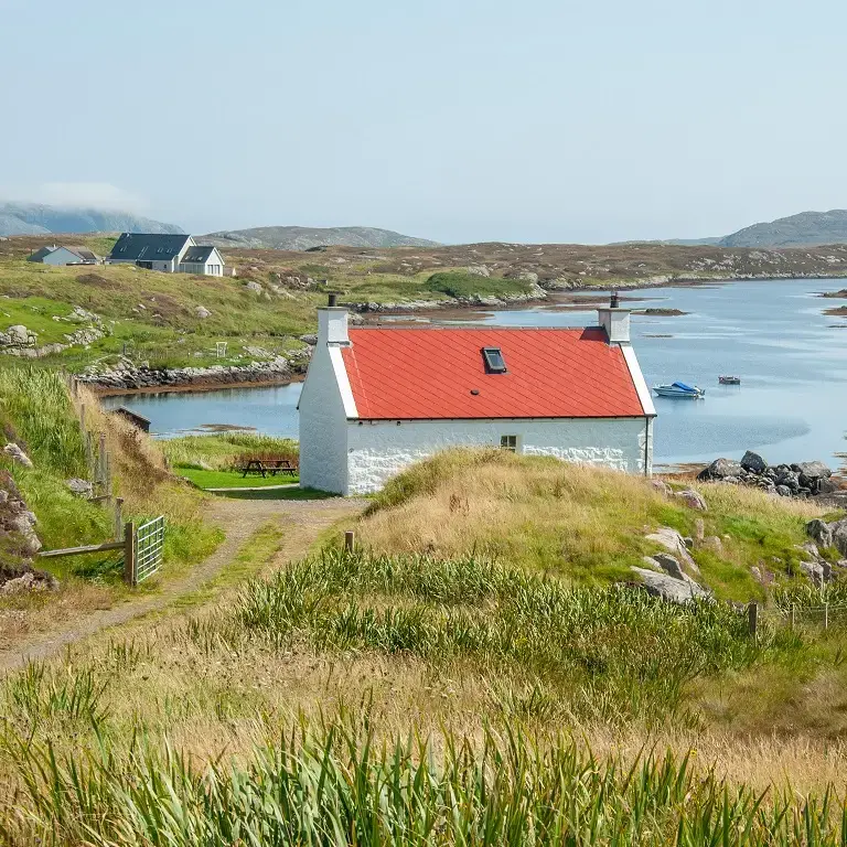 Single house located in a rural area, next to a lake