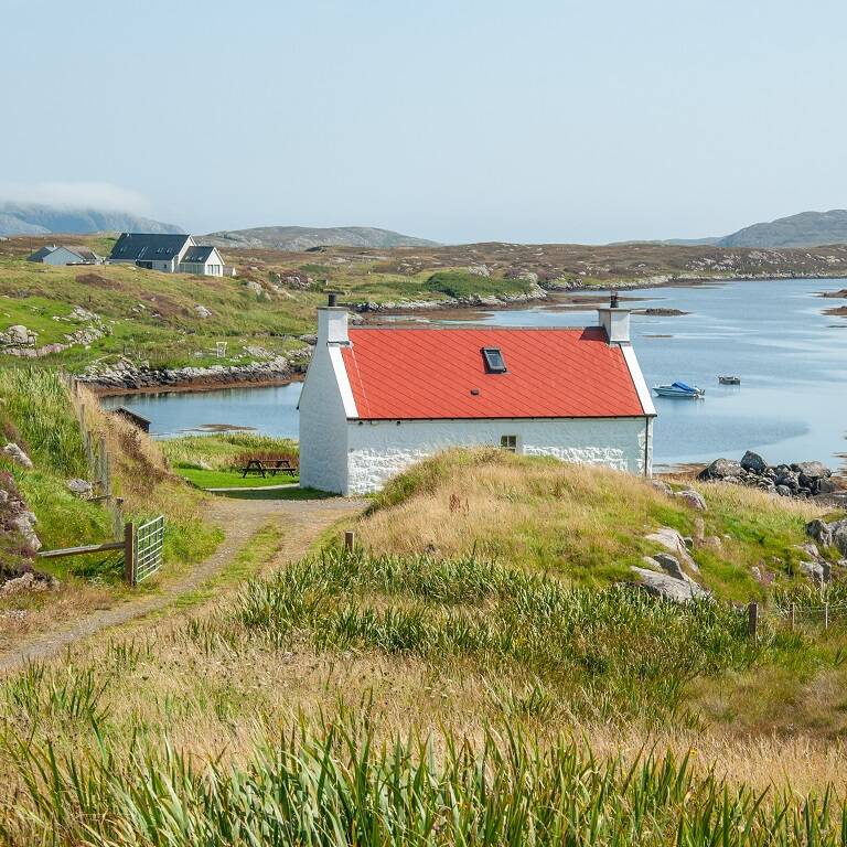 Single house located in a rural area, next to a lake