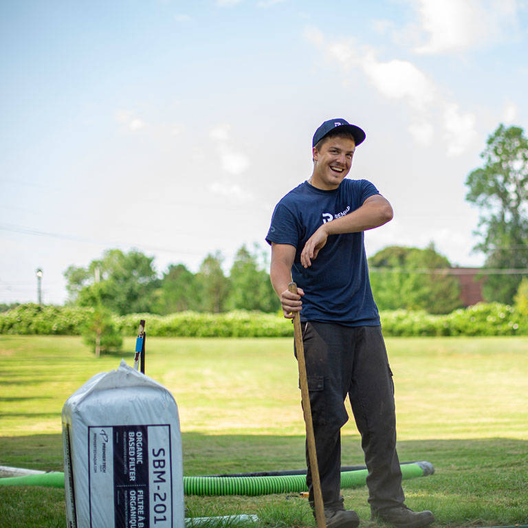 Technicien Premier Tech Eau et Environnement faisant l'entretien d'installation septique.