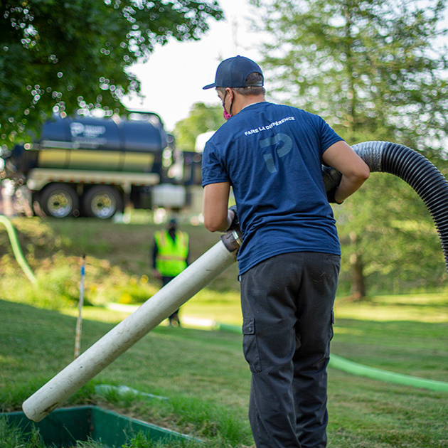 Technicien Premier Tech Eau et Environnement effectuant le renouvellement de milieu filtrant d'un biofiltre Ecoflo.