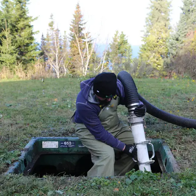 Technicien Premier Tech Eau et Environnement effectuant le renouvellement de milieu filtrant d'un biofiltre Ecoflo.