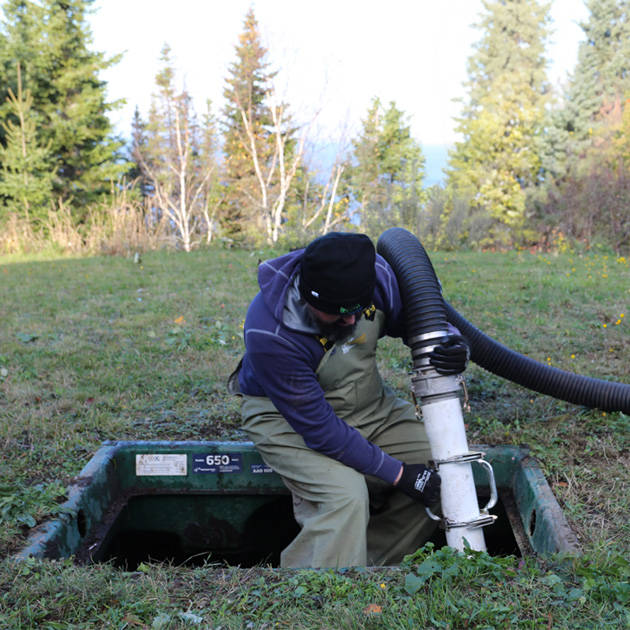 Technicien Premier Tech Eau et Environnement effectuant le renouvellement de milieu filtrant d'un biofiltre Ecoflo.