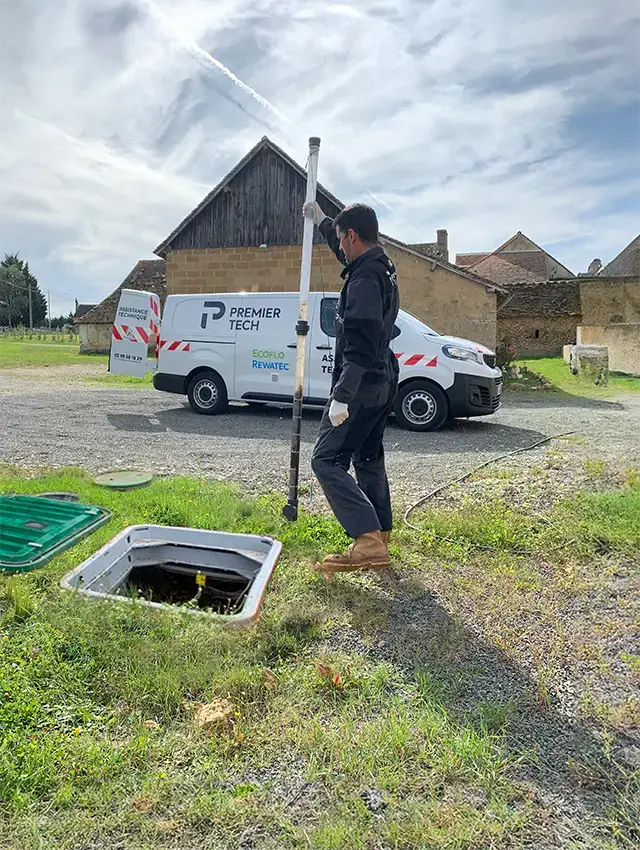 Technicien de Premier Tech analysant un système d'assainissement non collectif en France.
