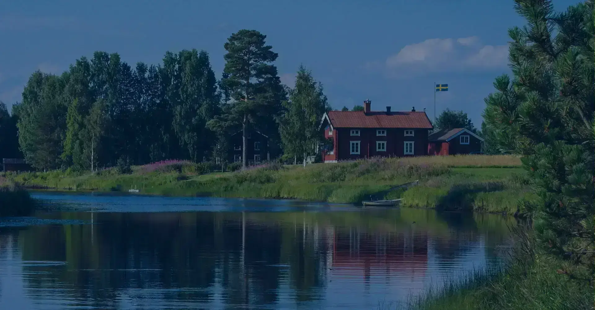 Bostadshus nära en sjö i Sverige.