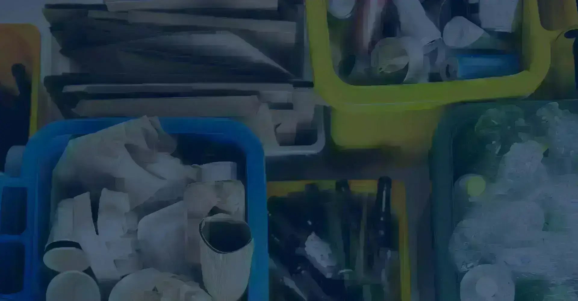 Recyclage trié dans des bacs.