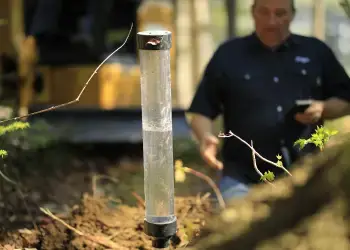 Test de percolation et de perméabilité lors d'une analyse de sol effectuée par Premier Tech Eau et Environnement.
