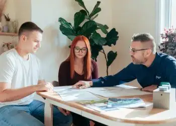 Équipier Premier Tech accompagnant des propriétaires dans leur projet de fosse septique.