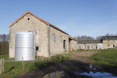 WYSIWYG_PREMIERTECH-agricole-calona-batiment Stockage d'eau Calona devant un bâtiment