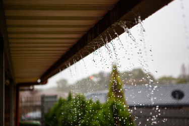 WYSIWYG_PREMIERTECH-eau-de-pluiebatiment Pluie qui tombe d'un toit
